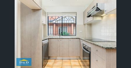 Modern 3 bedroom townhouse. Large, private, sunny courtyard. 3 toilets. Double garage. Walk to Parramatta city centre. - Photo 4