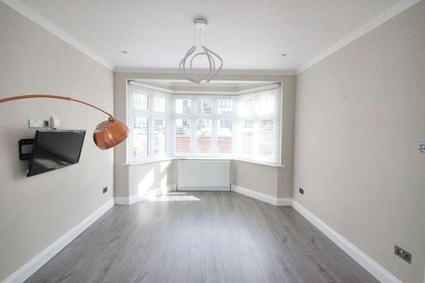 Rivington Avenue, Woodford Green, IG8 - Photo 1