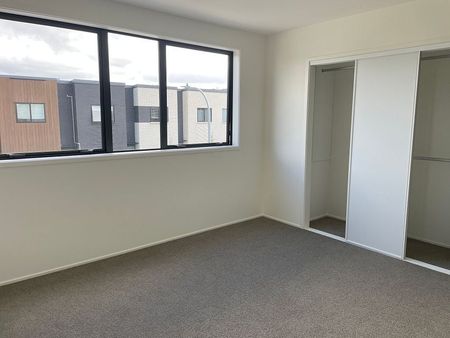 SPACIOUS 2BR + XTRA(LIVING ROOM/ TOILET/HEATPUMP) - Photo 2