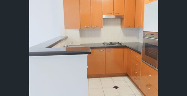 A minute Walk to Hurstville Station 2 bedrooms apartment - Photo 1