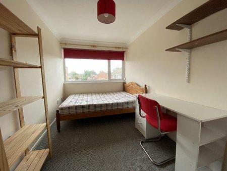 1 bedroom in a house share to rent - Photo 2