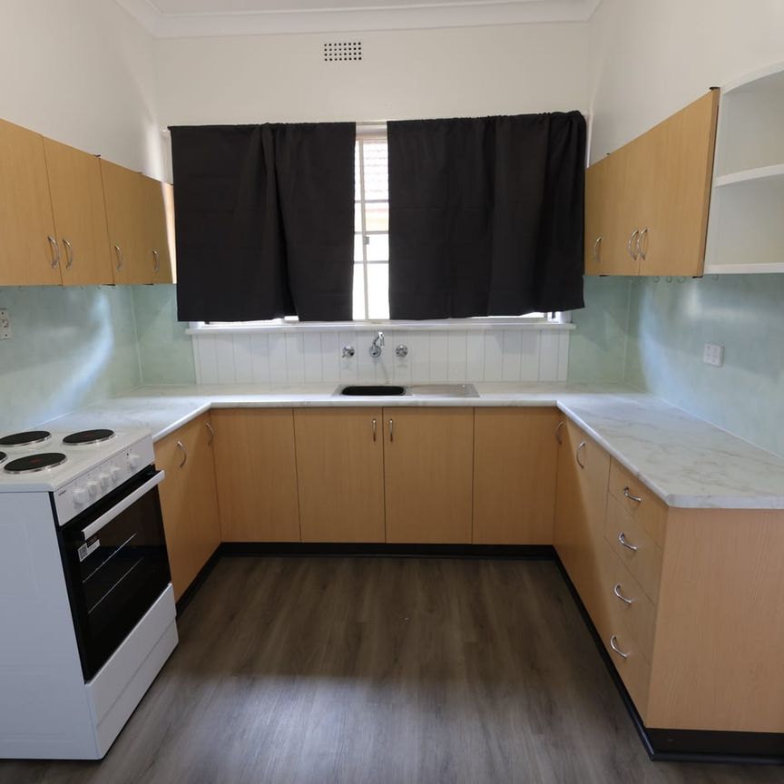 Tidy 3 Bedroom Brick Cottage - Photo 1