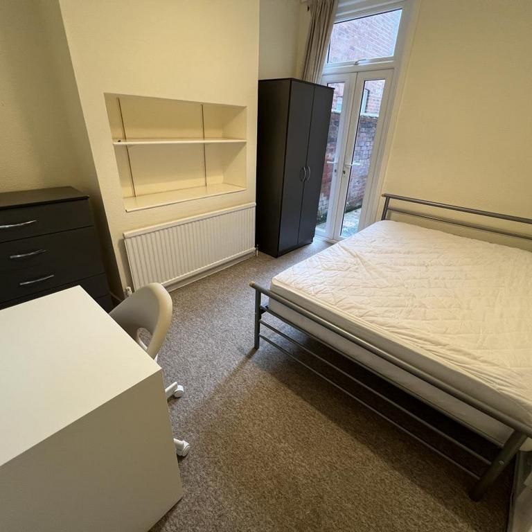 4 bedroom terraced house to rent - Photo 1