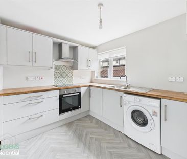 9a Dungoyne Park, Dundonald, Castlereagh, Belfast, BT16 2PL - Photo 2