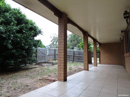 Family Friendly home close to public transport, shops and schools - Photo 2