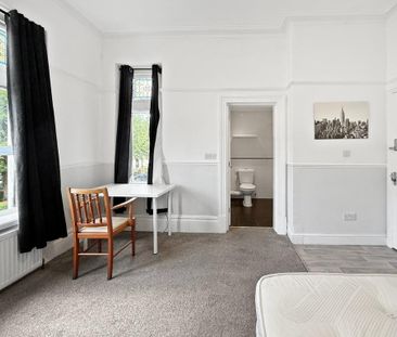 1 bedroom in a house share to rent - Photo 2