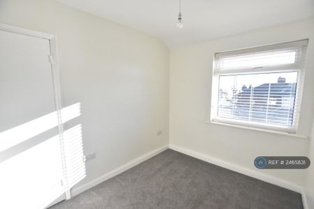 2 bedroom semi-detached house to rent - Photo 5