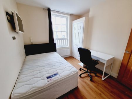 9 Bed Student Accommodation - Photo 4