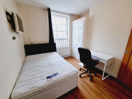 9 Bed Student Accommodation - Photo 2