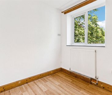 3 bedroom flat in London - Photo 3