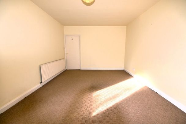 2 bedroom Flat in Otley Road, Leeds - Photo 1