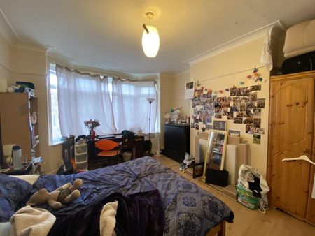 4 bedroom semi-detached house to rent - Photo 3