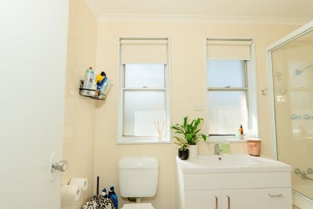 "Well-maintained Home" - Photo 5