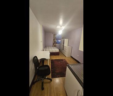 Studio Flat, Barking Road, E13 - Photo 2