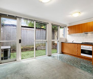 A Spacious One bedroom Apartment with north facing courtyard in the... - Photo 4