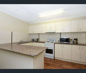 Neat & Presentable 3-Bedroom Unit in Leafy East Toowoomba - Photo 3