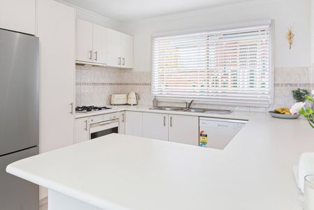 Stylish Three-Bedroom Unit in Beachside Frankston - Photo 5