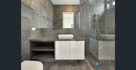 Modern 4-Bedroom Comfort in Prime Mount Waverley - Photo 2