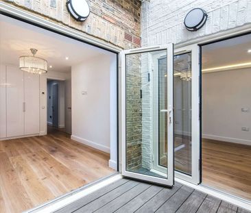 A recently refurbished two double bedroom and two bathroom apartment benefitting from a sleek and modern finish throughout and access to a private patio as well as its own private entrance - Photo 1