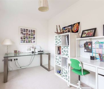 A detached, five bedroom, family home - Photo 3