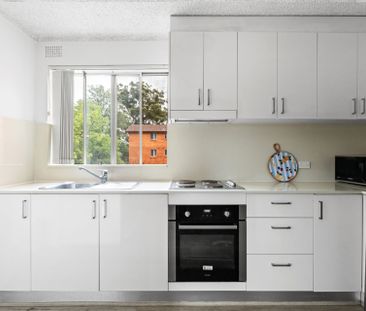 Prime CBD apartment in quiet complex - Photo 6