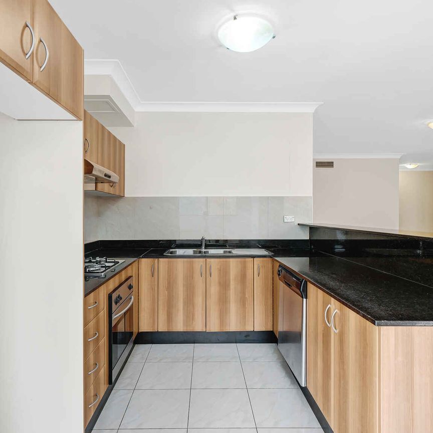 Light-Filled 3-Bedroom Ground Floor Apartment - Photo 1
