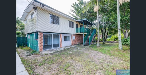 🏡 Spacious Dual-Level Family Home with Room for Everyone! - Photo 1