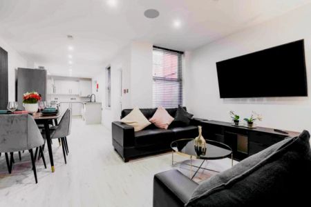 1 Beds 2 Baths - Photo 2