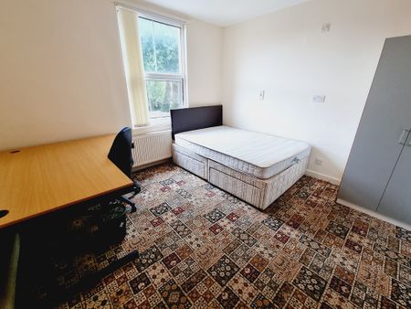 7 Bed Student Accommodation - Photo 3