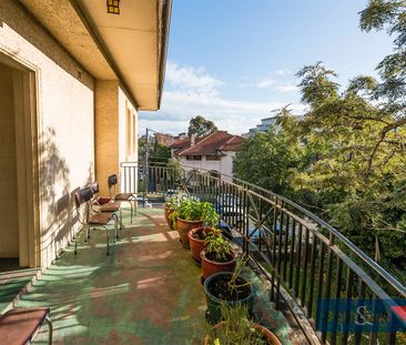 SUNFILLED TOP FLOOR APARTMENT - Photo 4