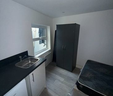 Studio Flat, High Street, CR7 - Photo 1