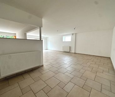 Ruim gelijkvloers appartement met terras en garage. - Photo 5