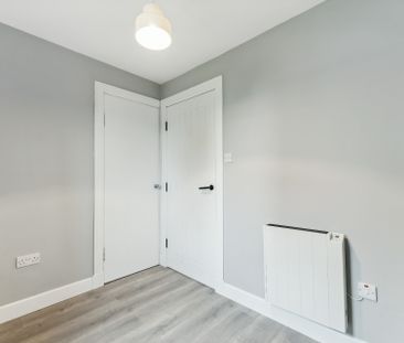 Hollows Avenue - Photo 3