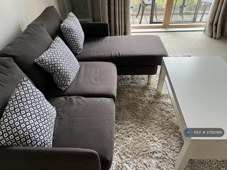 1 bedroom flat to rent - Photo 2