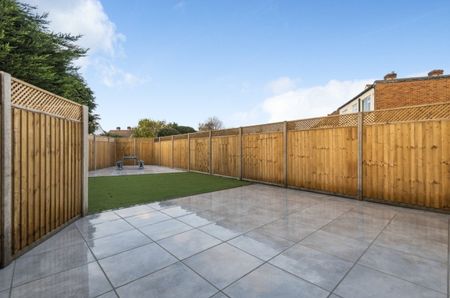 Semi-detached House to rent - Brookmead Avenue, Bromley, BR1 - Photo 2