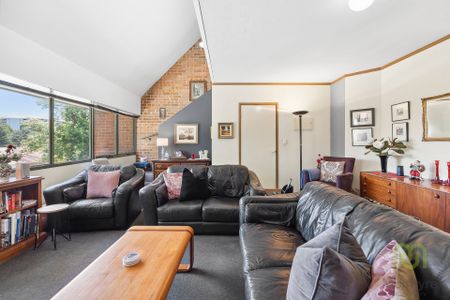 Stunning 3-Storey Kingston Townhouse - Photo 2