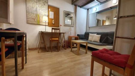 Spacious room in 5-bedroom apartment in Barri Gòtic - Photo 4