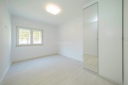 Elegante Apartamento T2 Renovado em Setúbal, para Arrendamento - Photo 3