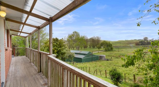 Family Home with Expansive Garaging / Workshop - Photo 1