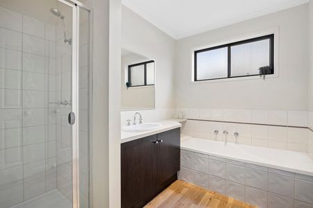 Low Maintenance 3 Bedroom Home in Prime Flora Hill - Photo 4