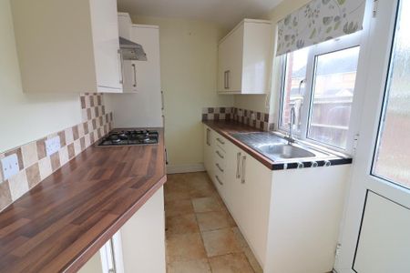 2 bedroom end of terrace house to rent - Photo 2