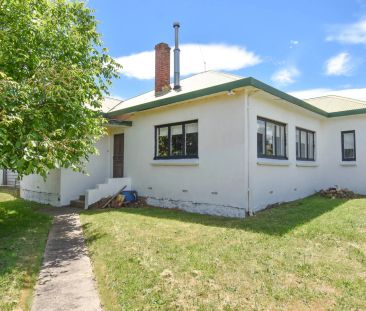 Freshly renovated and ready to move in. - Photo 2