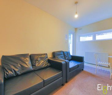 3 bedroom flat to rent - Photo 2