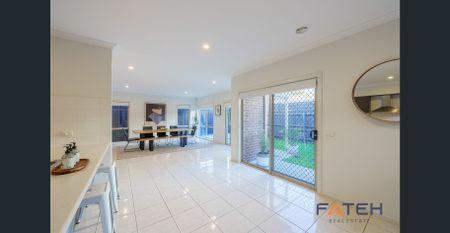 Modern 3BR Townhouse in Sought-After Lynbrook - Photo 3