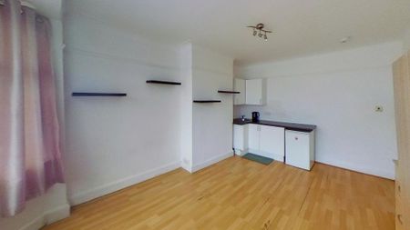 1 bedroom in a house share to rent - Photo 5