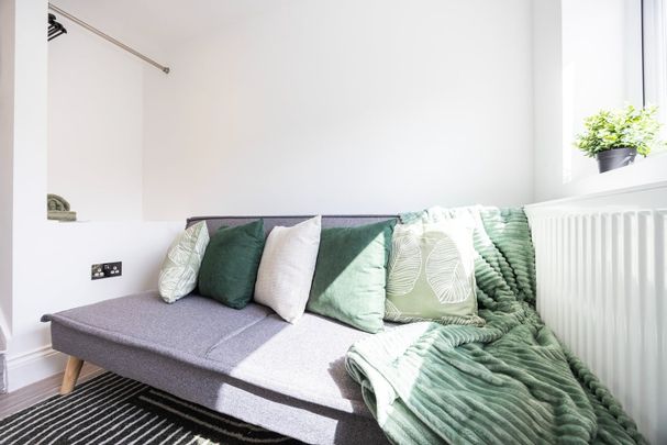 3 Bed Flat, Devonport Road, W12 - Photo 1