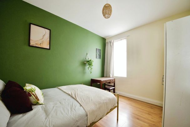 4 Bed Semi-Detached House, London, N15 - Photo 1