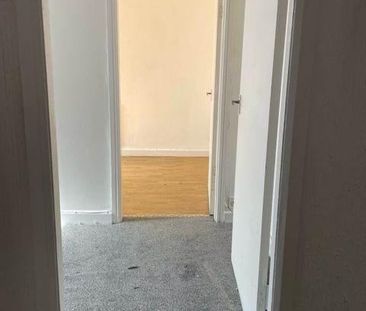 3 bedroom flat to rent - Photo 4