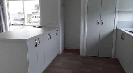 Bright & Convenient – Walk to Town! - Photo 4