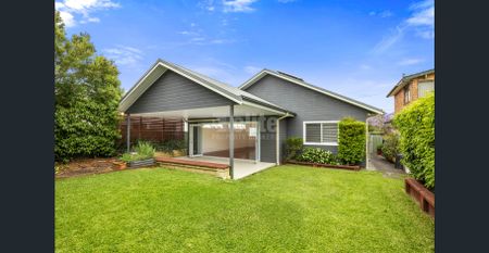 Beautifully renovated with flawless in/outdoor living - Photo 3